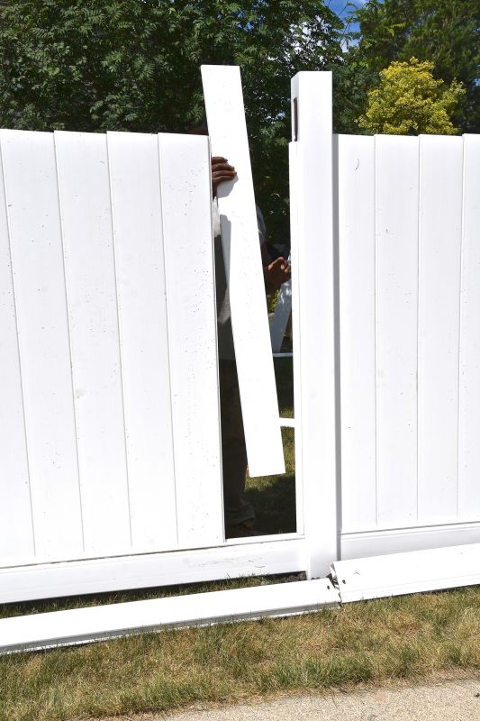 When to Hire a Fence Service